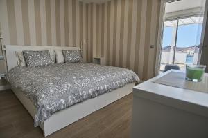 Malibú Canteras Ático 23 Vista Mar - Seaview Penthouse客房内的一张或多张床位