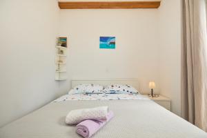 巴比诺波尔杰Santa Barbara Mljet apartment的一间卧室配有一张床,上面有两条毛巾