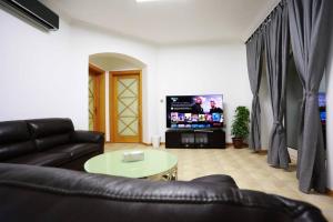 索瓦马Villa Sea Breeze的带沙发和电视的客厅