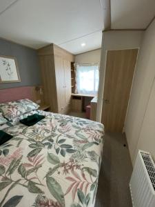 Pheasant's Hollow - 2 bed hot tub lodge with free golf, NO BUGGY客房内的一张或多张床位