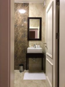 米特罗维察Hotel Dardani的一间带水槽和镜子的浴室