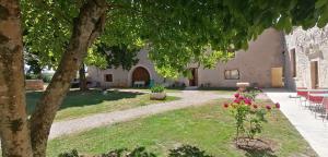 GuillacDomaine de Gaïa, Piscine, Pétanque, Ping-pong, proche Saint Emilion的一座花园,花园中种着树,建筑