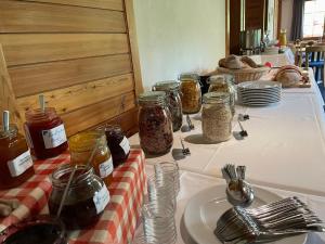 阿罗萨Erzhorn的桌子,上面有罐子的食物,盘子和叉子