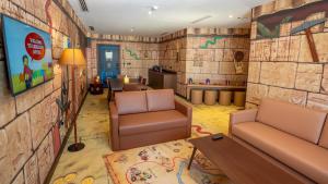 迪拜LEGOLAND Hotel Dubai的游戏室配有两把椅子和一张桌子