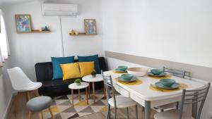 波尔托马林PortoSantiago的客厅配有桌椅和沙发