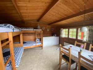 格拉姆Enderupskov Camping & Cottages的一间卧室配有双层床和餐桌