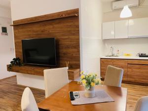 斯塔多伊兰Fuk-tak apartmani&restoran的客厅配有桌椅和电视