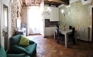 斯波莱托Non ditelo al Duca - Belvedere Sant'Angelo的厨房以及带桌椅的用餐室。
