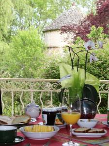 Sainte-VertuL'Ecrin du Serein的一张桌子,上面放着食物和饮料