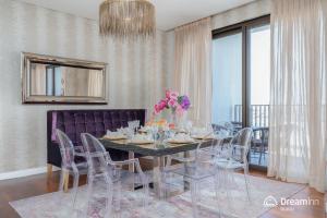 迪拜Dream Inn Apartments - City Walk Prime的一间带桌椅的用餐室