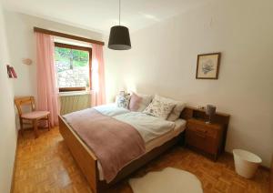 科尔塔恰Voldersberghof的一间卧室设有一张床和一个窗口