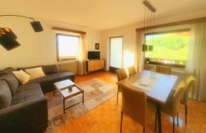 科尔塔恰Voldersberghof的客厅配有沙发和桌子