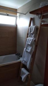 奥尔塔Quinta da Maria的浴室设有浴缸旁的毛巾梯