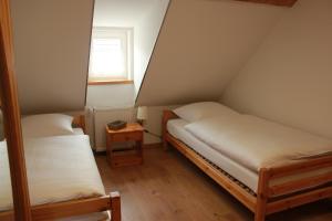 韦尼格罗德Ferienwohnung Altstadtidylle 3的小型客房 - 带2张床和窗户