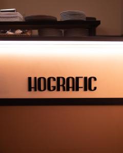 瓦伦西亚Hografic Hotel Boutique的桌子边的标志,说好客