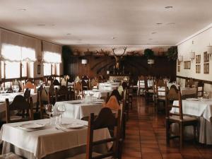 芬特德雷贝克酒店 的餐厅配有桌椅和白色的桌布