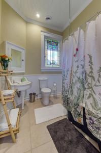 维克斯堡Oak Hall Bed and Breakfast的浴室设有卫生间、水槽和淋浴帘