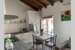 波尔莱扎Casetta al Portico, relax e tranquillità的厨房以及带桌椅的用餐室。