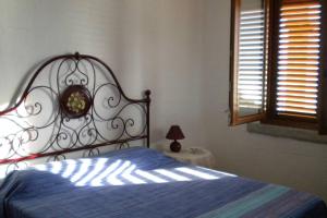 内比达Villa sul mare panorama unico的一间卧室,配有一张带金属床头板的床