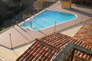 内比达Villa sul mare panorama unico的大型游泳池的顶部景色