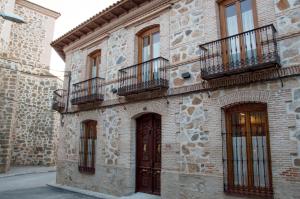 乌尔达La Casa del Médico Hostería Rural的带阳台和门的砖砌建筑