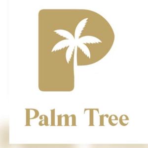 利雅德أجنحة بالم تري للشقق المخدومه的棕榈树标志,上面有初始的棕榈树