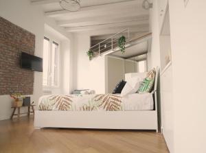 米兰P&D Apartments Darsena的白色卧室配有床和镜子