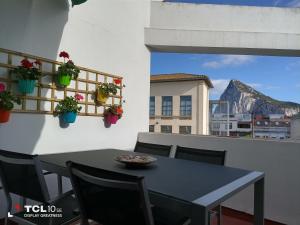 拉利内阿-德拉康塞普西翁Ático Galileo的山景阳台上的桌子