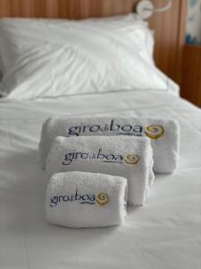 兰佩杜萨B&B Giro Di Boa的一组毛巾,放在床上