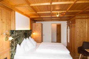 弗林肯贝格豪斯安索内恩韩公寓式酒店的卧室配有白色床和木制天花板