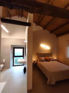 纳隆河畔穆罗斯Casa Carmina Hostel的卧室配有床和盥洗盆