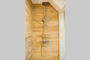 阿姆博斯l'Atelier du menuisier的浴室设有木墙和淋浴
