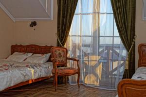米科瓦伊基Czapla Stare Sady的卧室配有床、椅子和窗户。