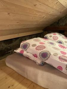 瑟沃格Gróthusið的阁楼上的一张带两个枕头的床