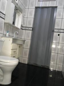 奥萨斯库Quarto INDIVIDUAL Casa Super Aconchegante WIFI 350 MEGA的浴室配有白色卫生间和盥洗盆。