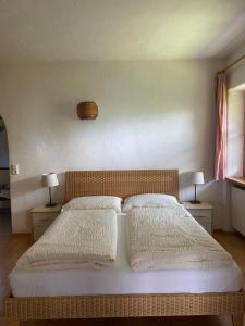 阿皮亚诺苏拉斯特拉达Platzlhof的一间卧室配有一张大床和两个枕头