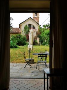 卡尼洛瑞维拉La loggia dei frati的庭院配有桌子、雨伞和桌椅。