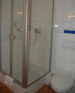伊德施泰因Hotel Sonne - Haus 2的带淋浴和卫生间的浴室