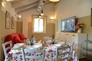 蓬特雷莫利La Beppa - Casa Vacanza的用餐室配有桌椅和桌布