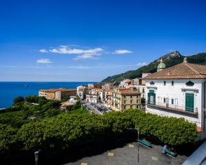 维耶特里Amalfi Coast Family Luxury Suite的享有以大海为背景的城镇美景