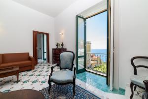 维耶特里Amalfi Coast Family Luxury Suite的海景客厅