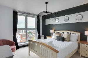 伊普斯威奇The Marina Penthouse的卧室设有白色的床和大窗户