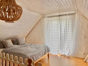 LudorfApartmenthaus Lütt Meer的一间卧室配有一张床和一个吊灯