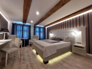乌埃克尔明德AnaCapri Gästehaus Girona的卧室配有一张床、一张桌子和椅子