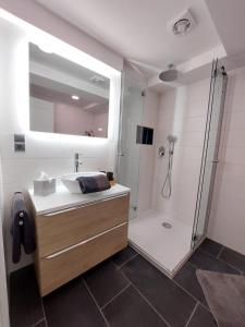 乌埃克尔明德AnaCapri Gästehaus Girona的一间带水槽和淋浴的浴室
