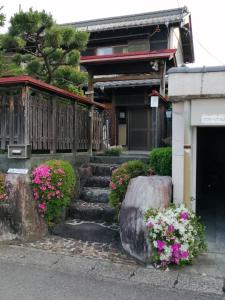 岐阜ゲストハウス山本的前面有鲜花的房子