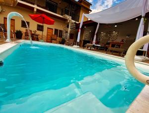 伊利亚贝拉Guest House Della Vita的一座房子前面的蓝色海水游泳池