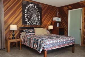 克恩维尔Kern Riverview Inn的卧室配有一张床,墙上设有摩天轮