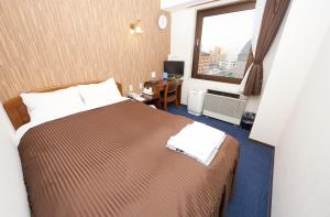 千叶幕张法米酒店的酒店客房设有床和窗户。