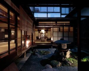 京都Candeo Hotels Kyoto Karasuma Rokkaku的一间位于大楼中间的带日式花园的客房